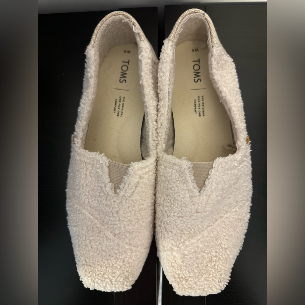 Cream women’s Sherpa TOMs size 9